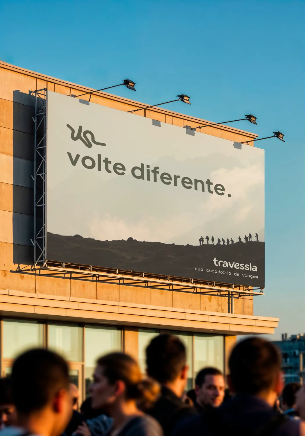 Outdoor em prédio ao pôr do sol: volte diferente, sua curadoria de viagem