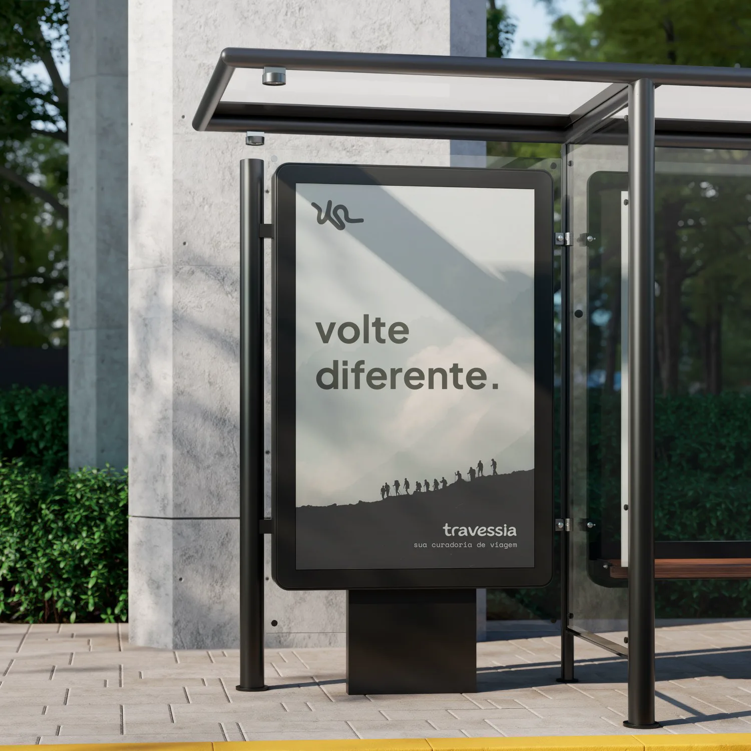 Ponto de ônibus com anúncio: volte diferente. sua curadoria de viagem
